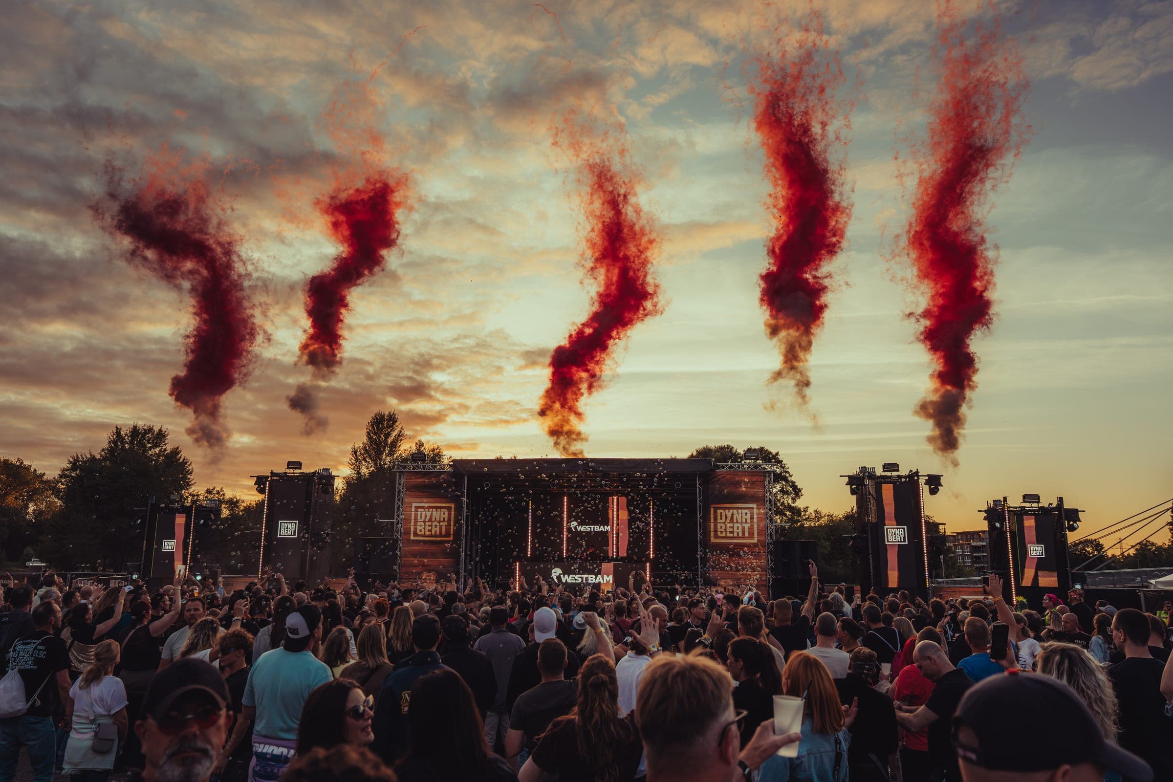 Blick auf die DYNABEAT Bühne und das Publikum beim Festival 2026