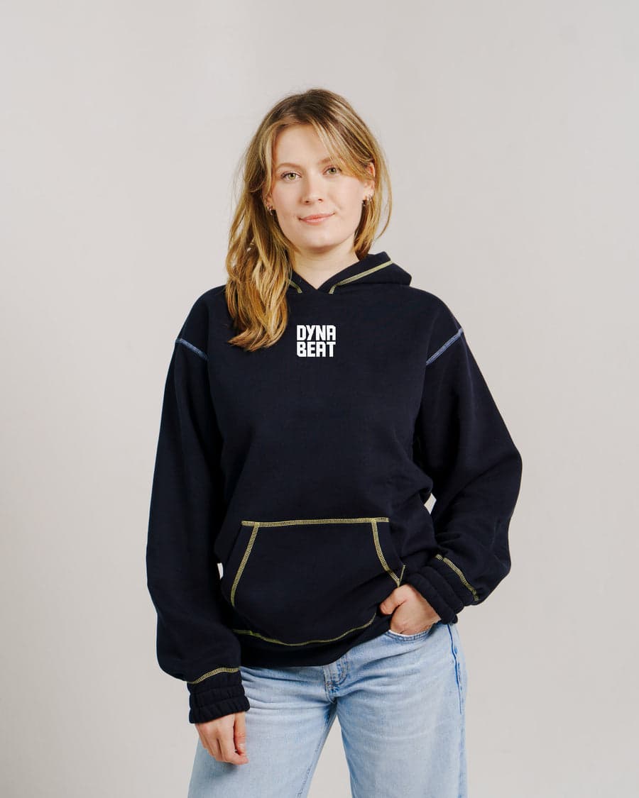 Model im schwarzen DYNABEAT Hoodie mit hellen Kontrastnähten